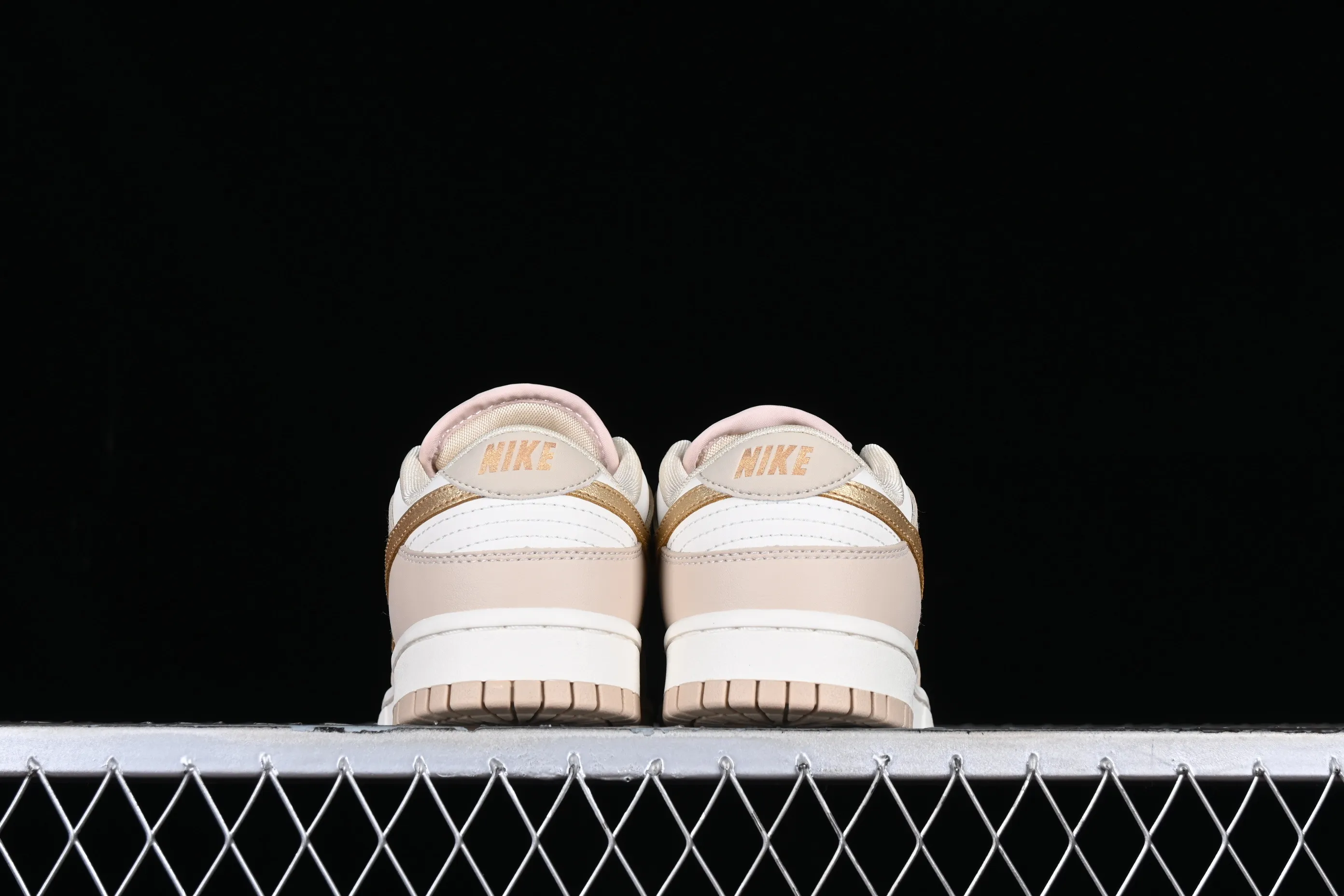 All categories Nk SB Dunk series Nk SB Dunk Low low-top sneakers F version Nk Dunk Low beige gold hook SB low-top sports and leisure sneakers DX5930-001